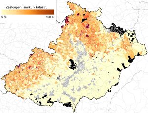 Rozšíření a početnost smrku v 19. století na základě písemných materiálů. Patrná je jeho absence v nižších polohách a naopak běžný výskyt zhruba od 500 m nadmořské výšky. Světle šedá barva znamená bezlesé území a černá barva chybějící data.