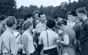 F. Kotlaba vede botanickou exkurzi poblíž Holan u Č. Lípy, 1957. Foto J. Šlampa